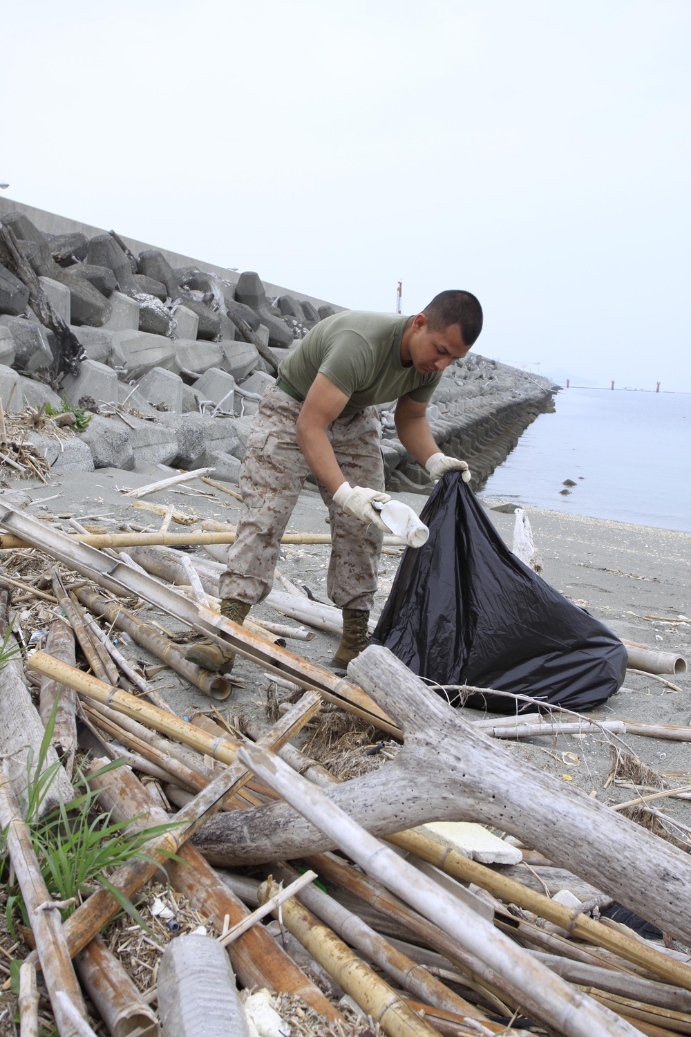 MCAS Iwakuni cleans up Earth Day