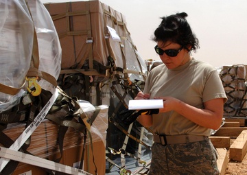 Aerial porters make history, unload cargo for all of Iraq