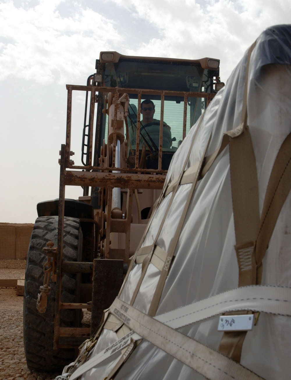 Aerial porters make history, unload cargo for all of Iraq
