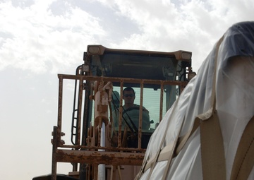 Aerial porters make history, unload cargo for all of Iraq