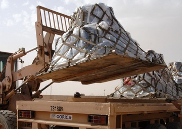 Aerial porters make history, unload cargo for all of Iraq