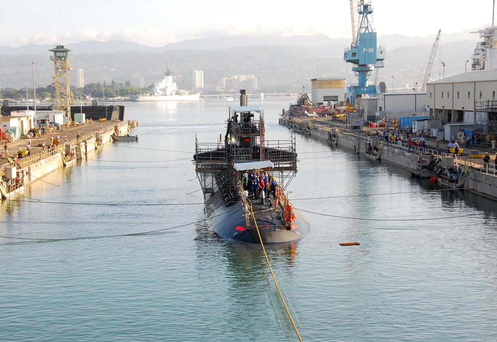 USS Bremerton enters dry dock at PHNSY