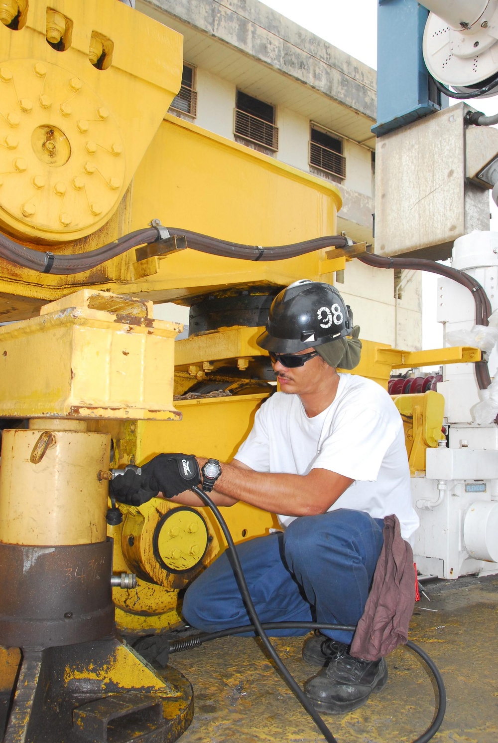PHNSY routine inspection of crane using hydraulic jacks