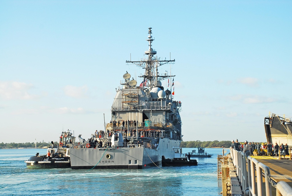 USS Chosin enters dry dock at PHNSY
