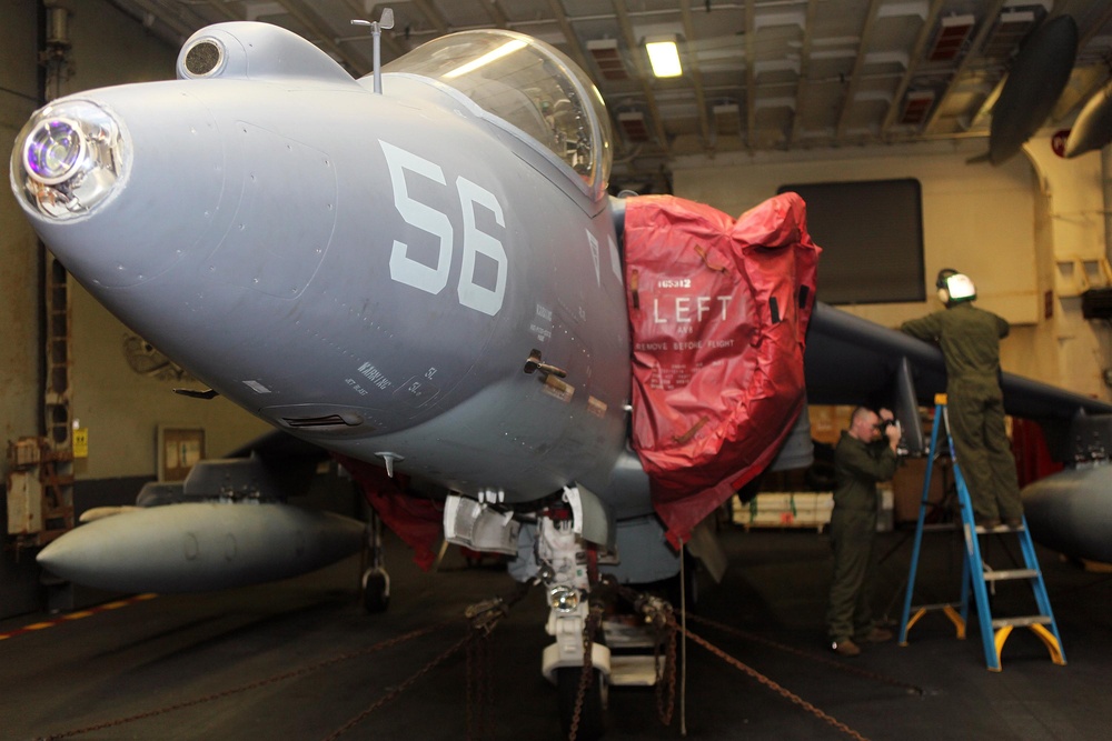 VMM-263 (REIN) Mechanics Keep Harriers in Flight