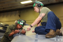 VMM-263 (REIN) Mechanics Keep Harriers in Flight