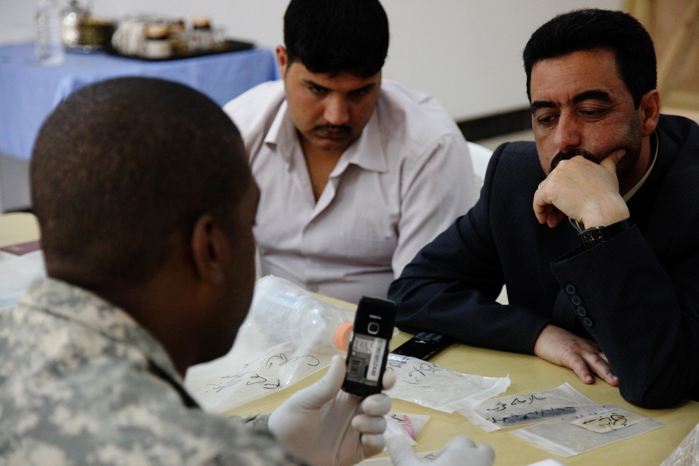 Iraqi Police Review Evidence During Training Exercise