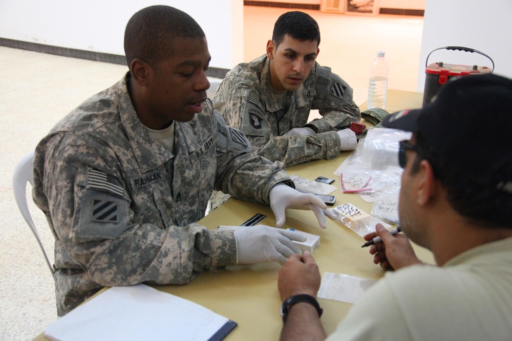 Iraqi Police Review Evidence During Training Exercise