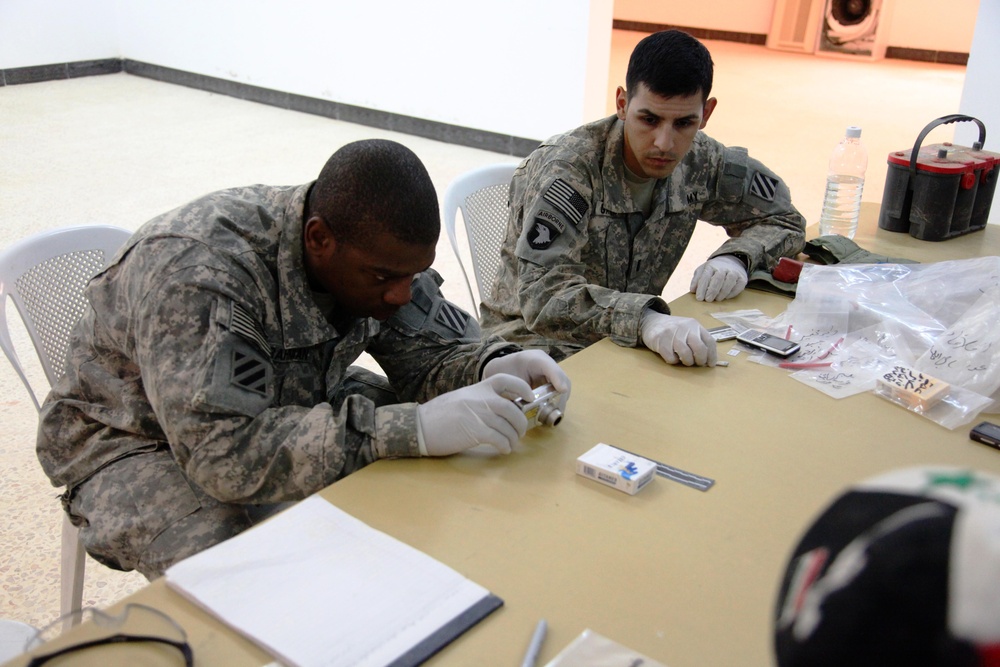 Iraqi Police Review Evidence During Training Exercise