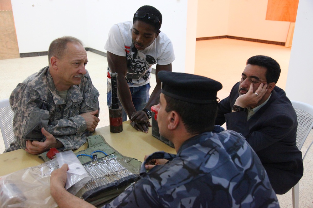 Iraqi Police Review Evidence During Training Exercise