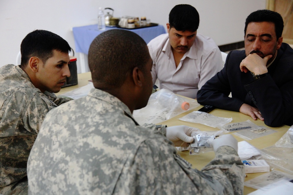 Iraqi Police Review Evidence During Training Exercise