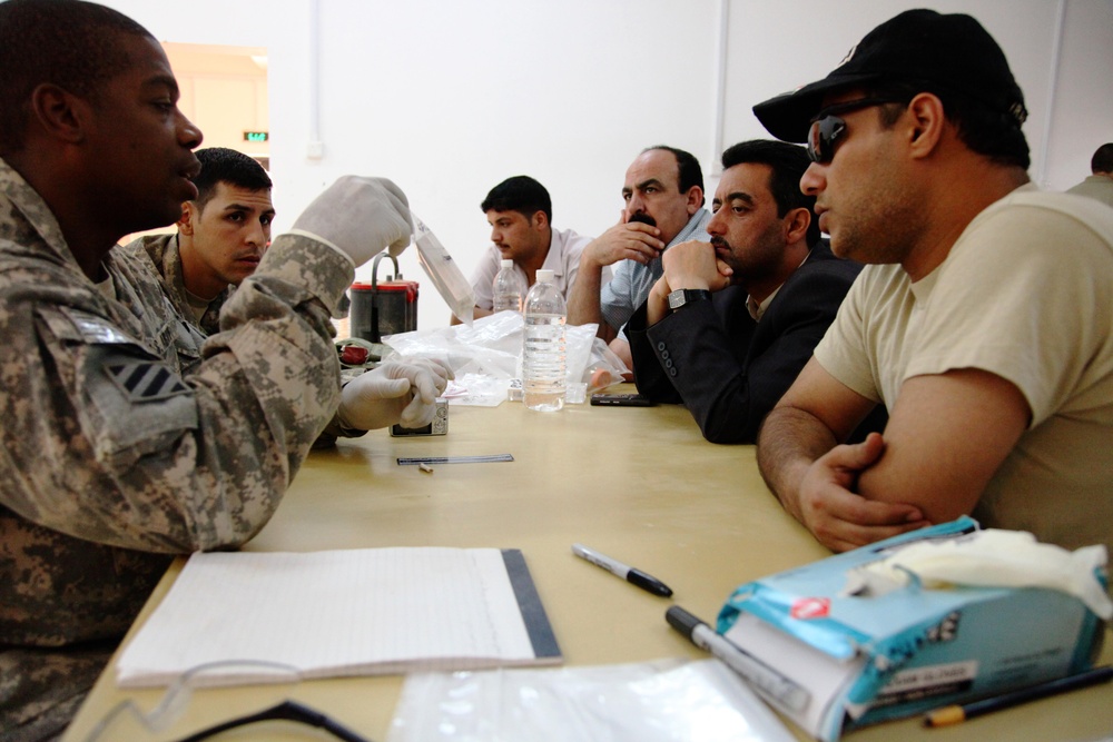 Iraqi Police Review Evidence During Training Exercise