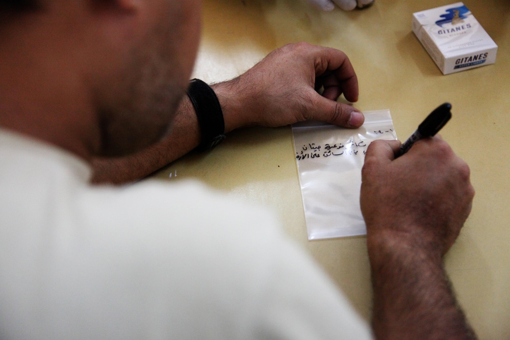 Iraqi Police Review Evidence During Training Exercise