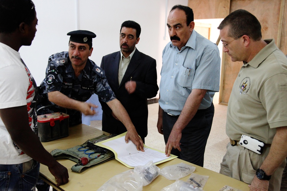 Iraqi Police Review Evidence During Training Exercise