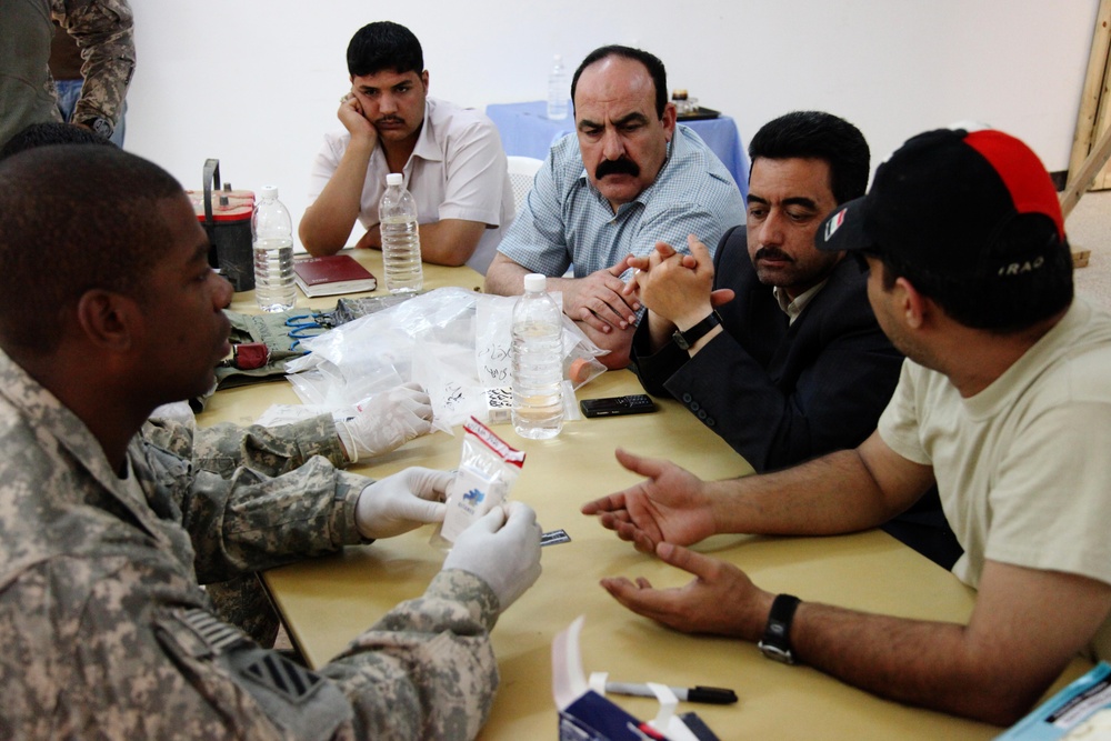 Iraqi Police Review Evidence During Training Exercise