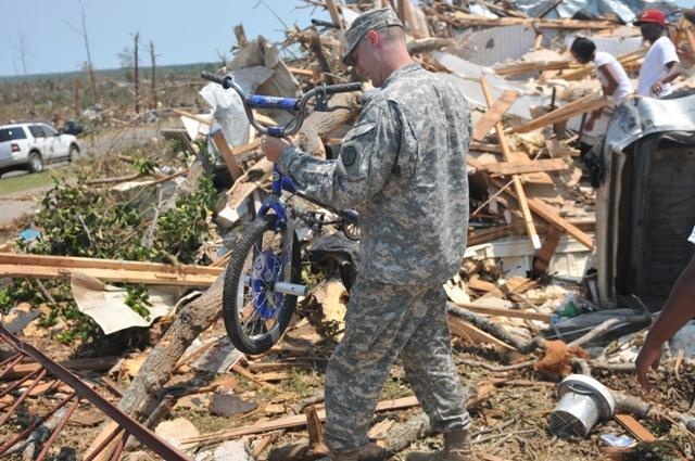 Alabama National Guard soldiers help Tuscaloosa residents