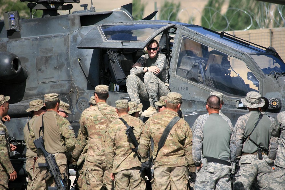 Soldiers and Airmen gathering around the apache longbow