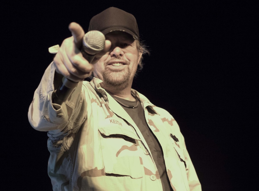 Toby Keith ends USO Tour at Camp Liberty