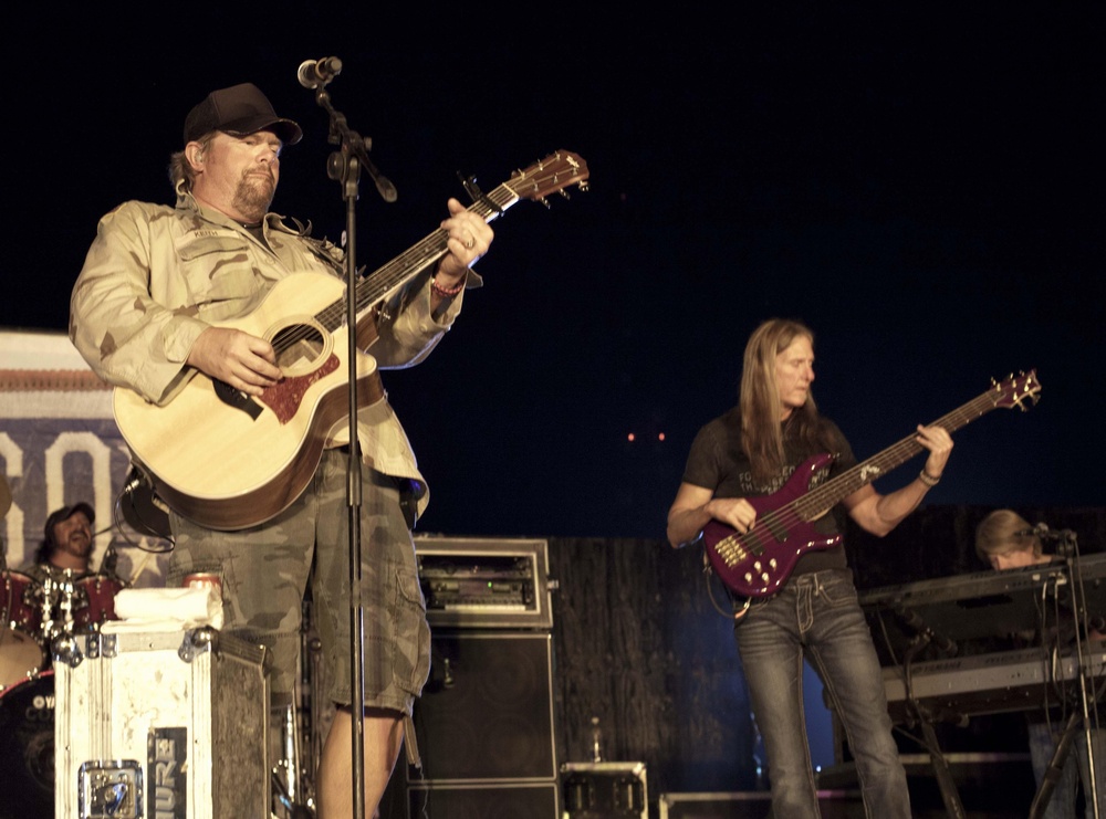 Toby Keith ends USO Tour at Camp Liberty