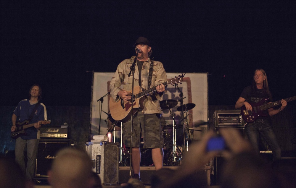 Toby Keith ends USO Tour at Camp Liberty