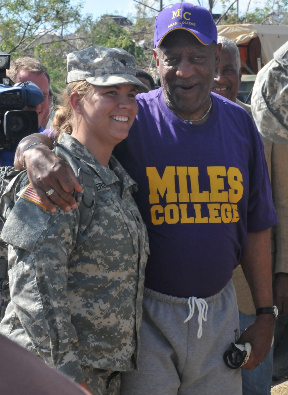 Bill Cosby visits Pratt City, Talks to Troops