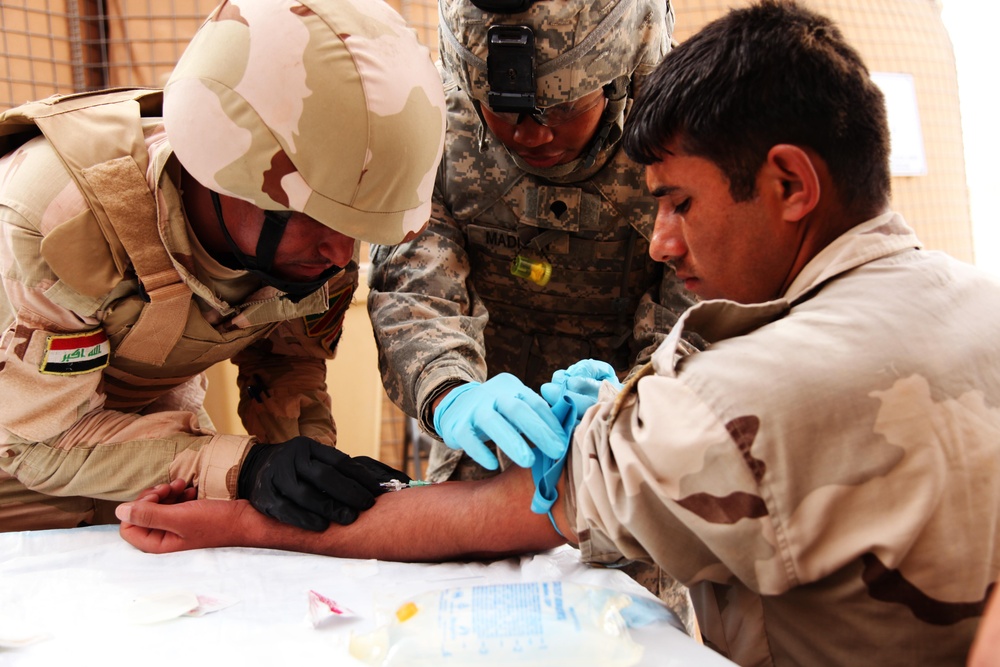 Iraqi army soldiers endure physical and combat training