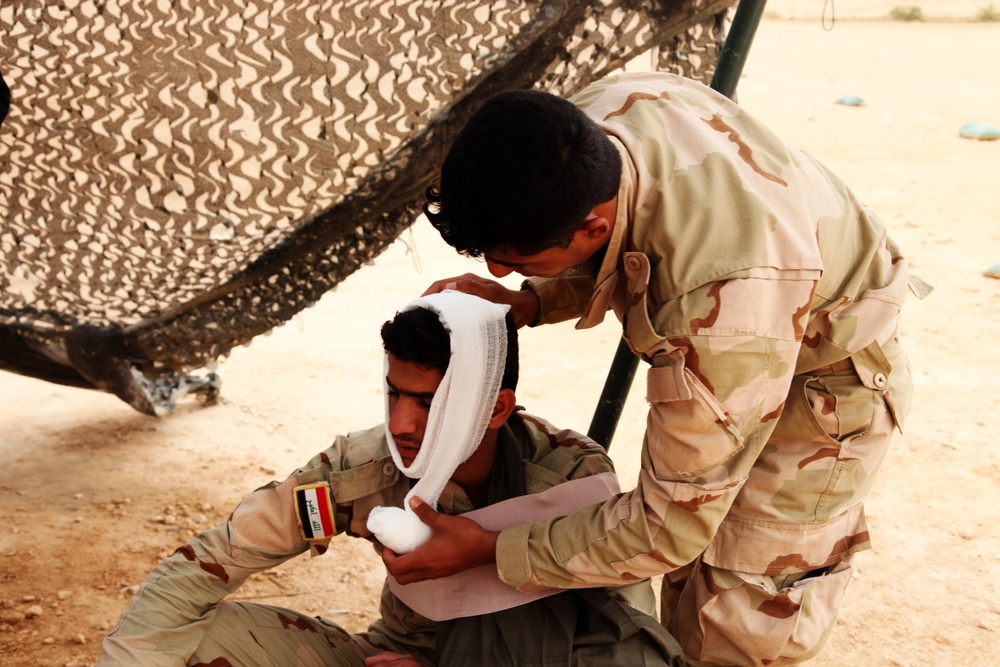 Iraqi army soldiers endure physical and combat training