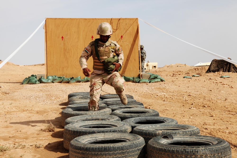 Iraqi army soldiers endure physical and combat training