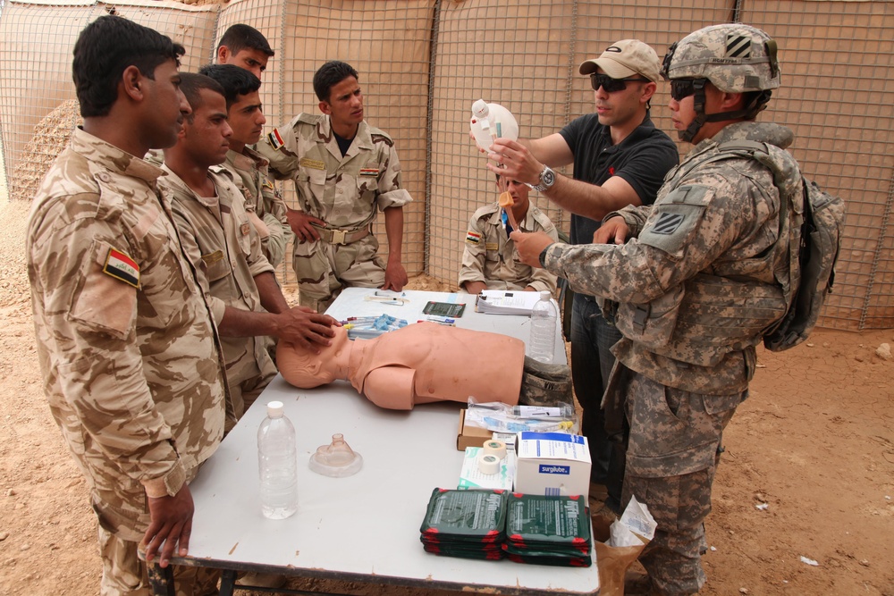 Iraqi army soldiers endure physical and combat training