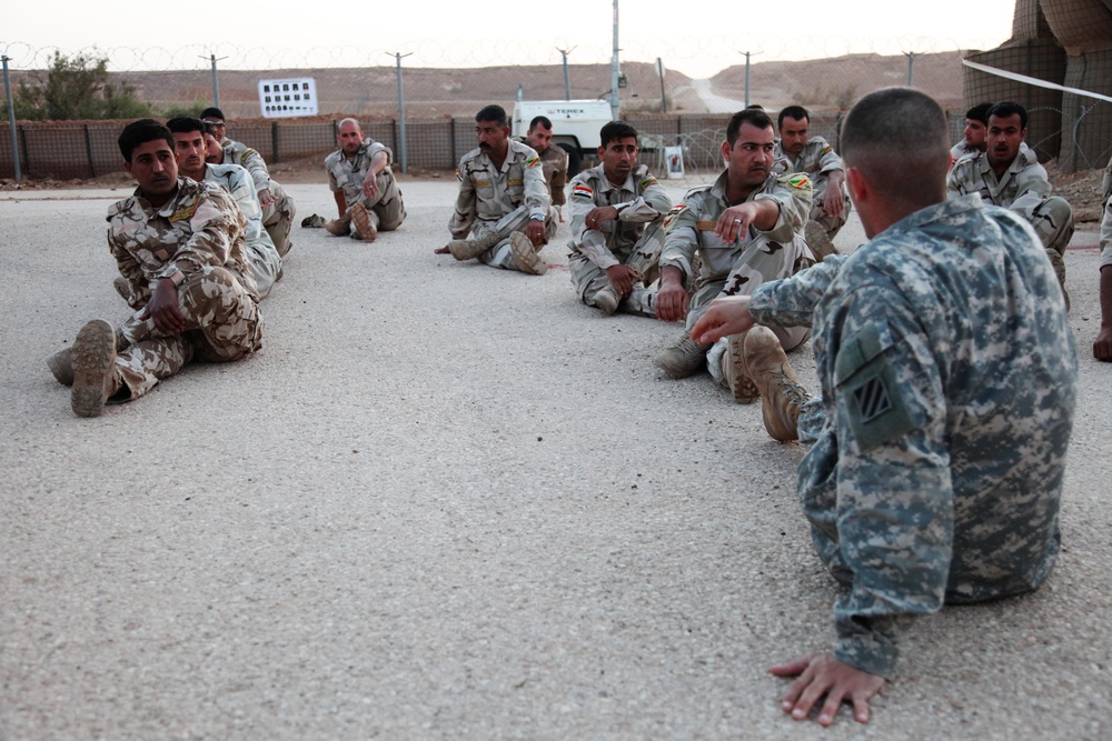 Iraqi army soldiers endure physical and combat training