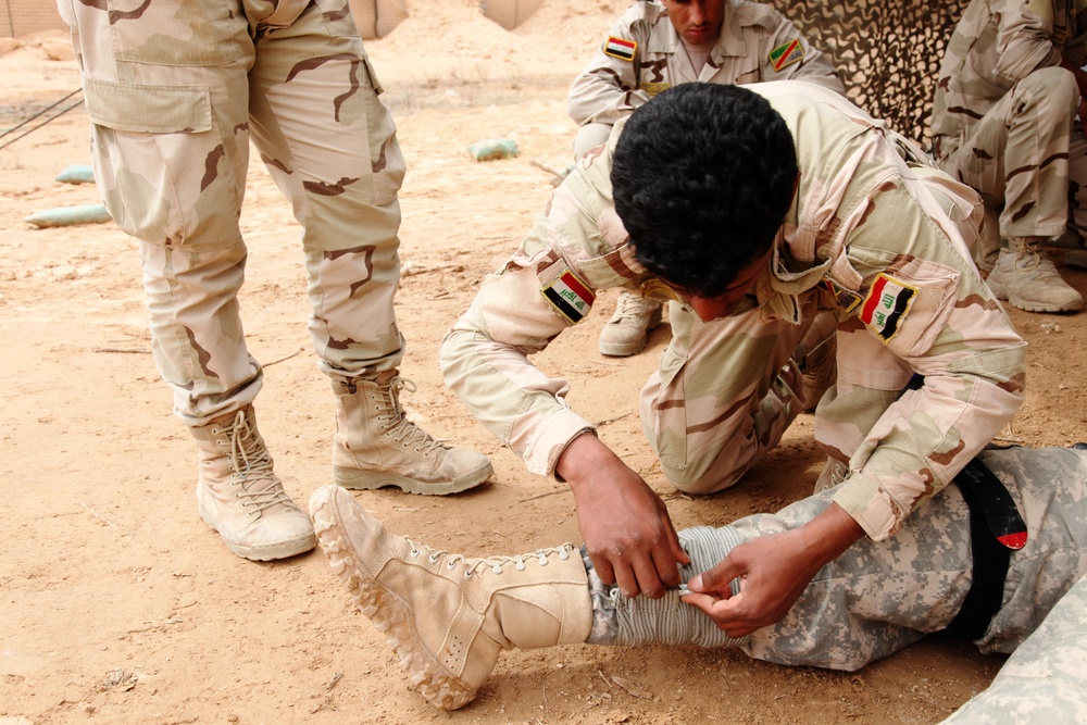 Iraqi army soldiers endure physical and combat training