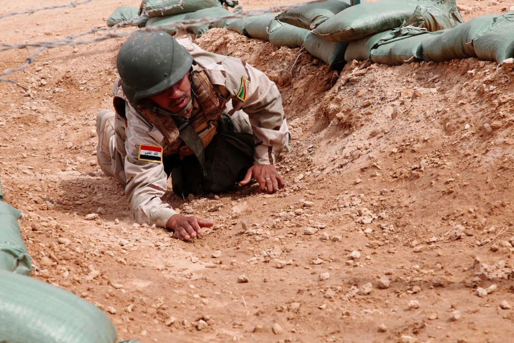 Iraqi army soldiers endure physical and combat training