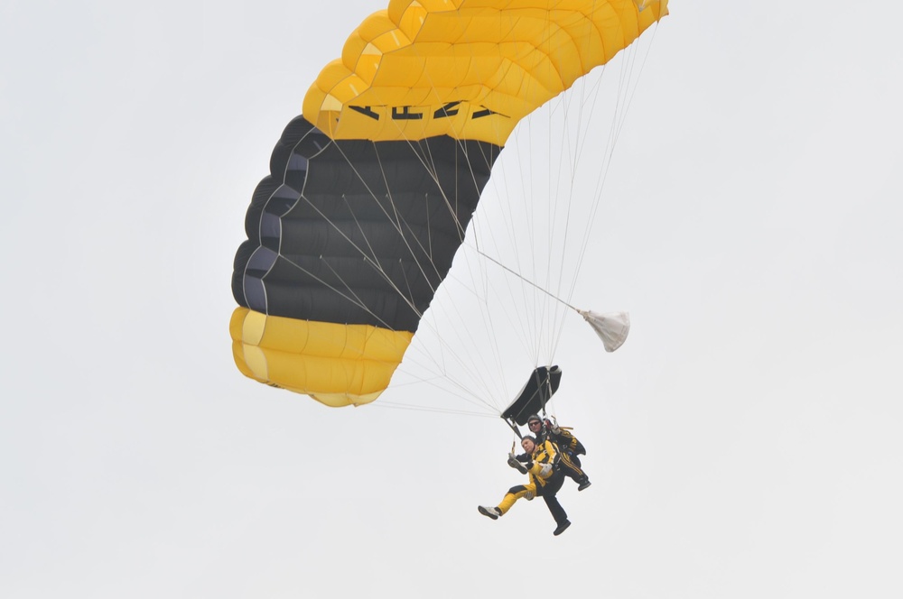 Army's Golden Knights, Marksmanship Unit hit target in tandem