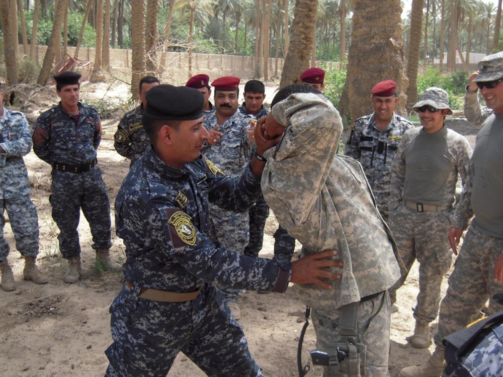 ‘Saber’ Squadron soldiers instruct 4th Iraqi Federal Police Division partners on traffic control point techniques