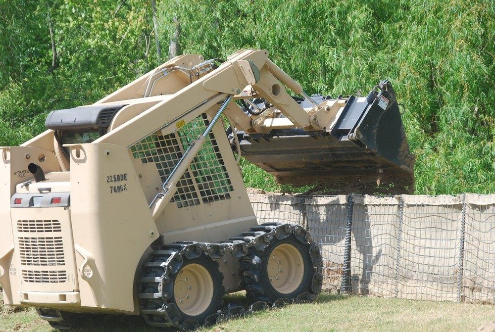 Louisiana Guard rushes to protect city from flood waters