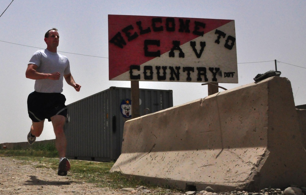 Airman prepares for mountain marathon in dusty desert