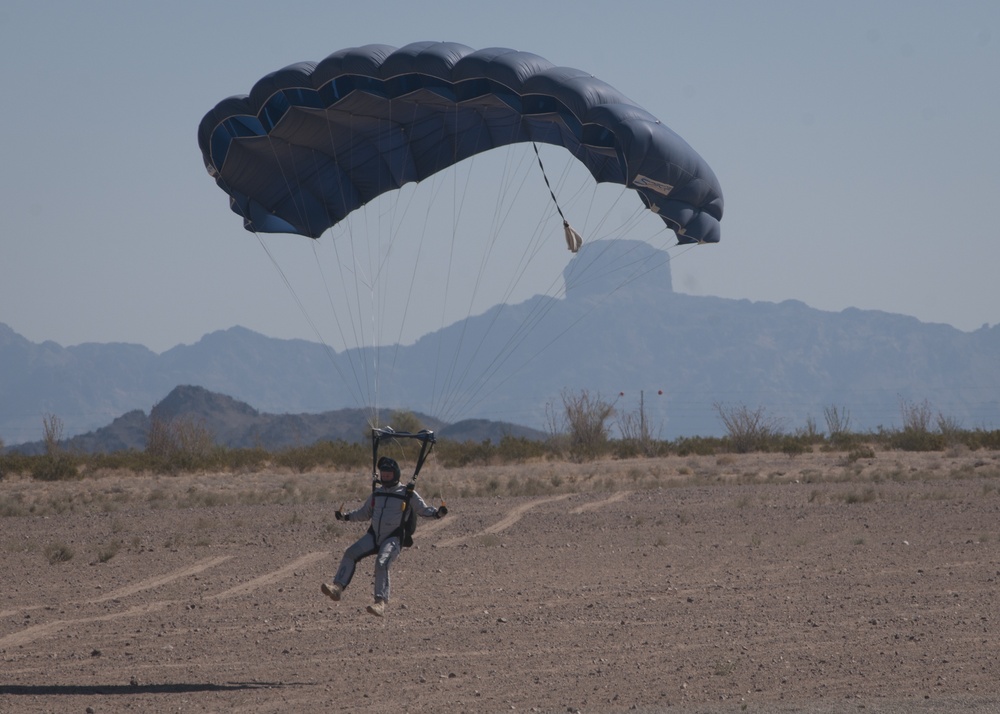 Soldiers conduct military freefall training in Yuma, Ariz.