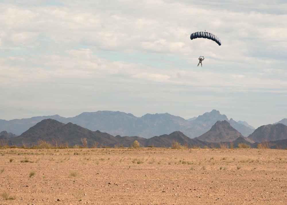 Soldiers conduct military freefall training in Yuma, Ariz.