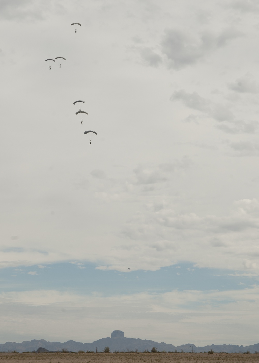 Soldiers conduct military freefall training in Yuma, Ariz.