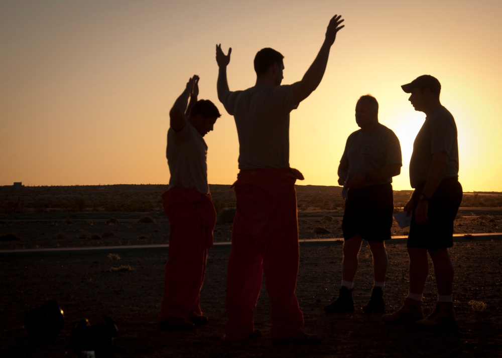 Soldiers conduct military freefall training in Yuma, Ariz.