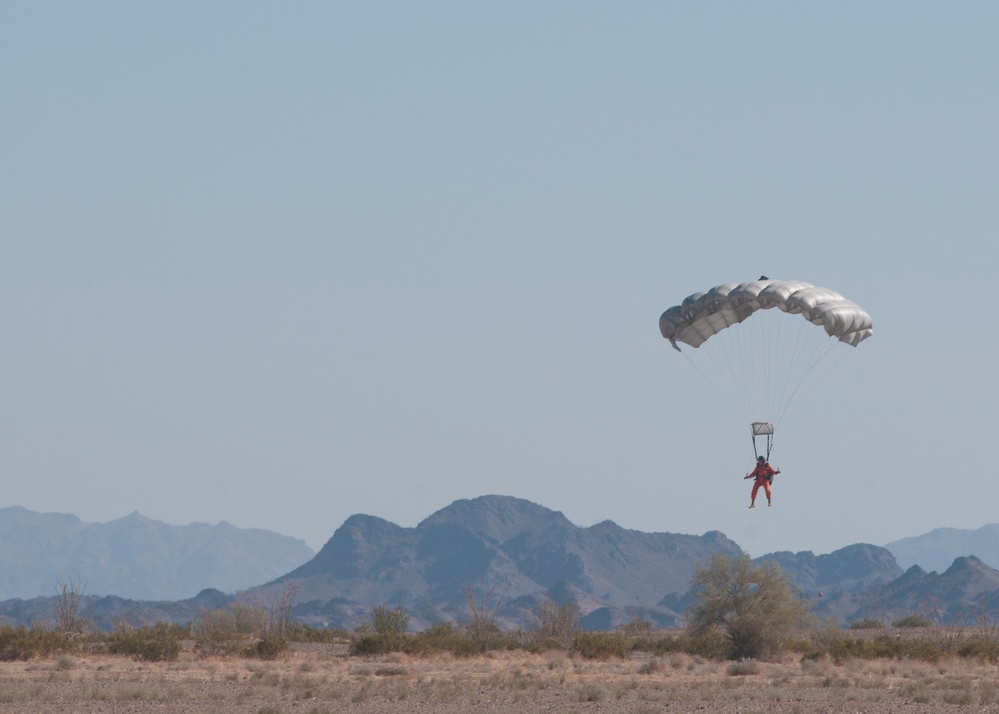 Soldiers conduct military freefall training in Yuma, Ariz.