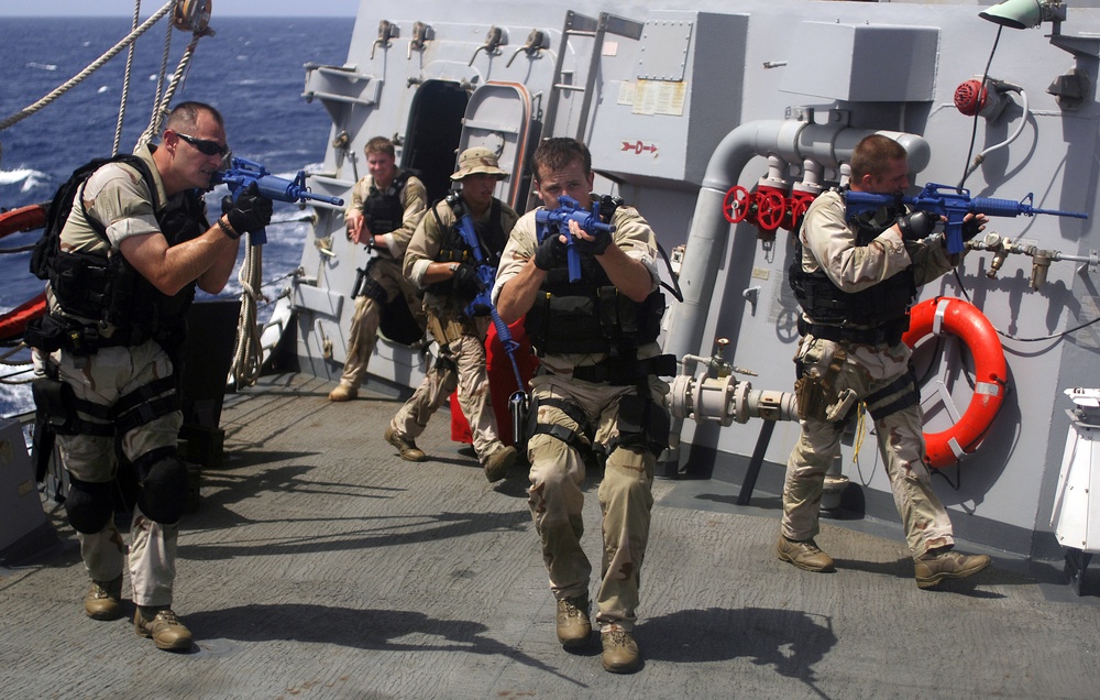 USS Mason sailors practice tactical maneuvers