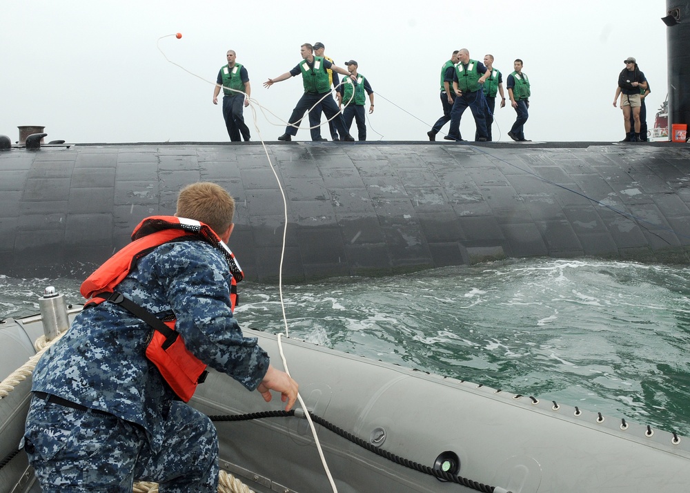 USS Frank Cable in Hong Kong