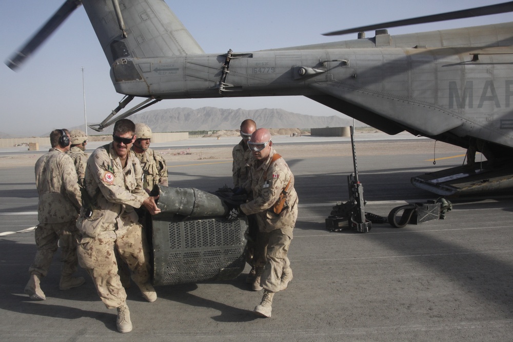 Canadian Forces, US Marines lift damaged Chinook to safety
