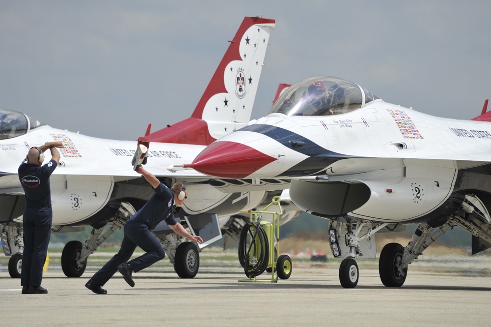 Thunderbirds arrive on Joint Base Andrews