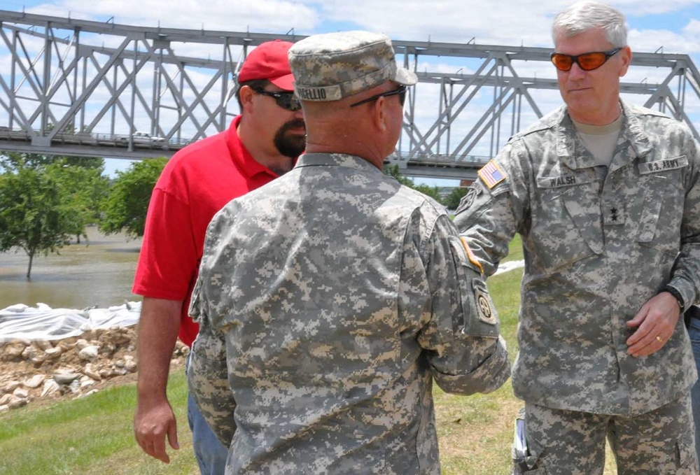 Corps of Engineers Division Commander thanks Guardsmen