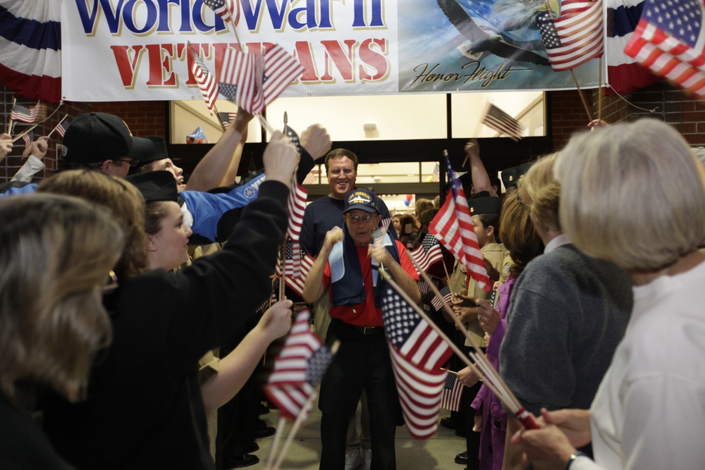 Thousands gather to welcome vets home from ‘Honor Flight’
