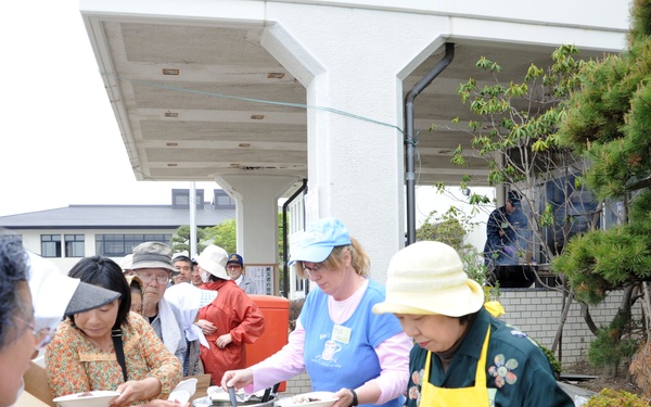 Naval Air Facility Misawa serves lunch to Noda residents