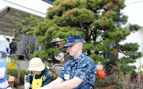 Naval Air Facility Misawa serves lunch to Noda residents
