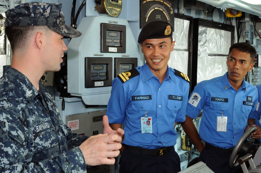 Malaysian naval officers tour USS Avenger